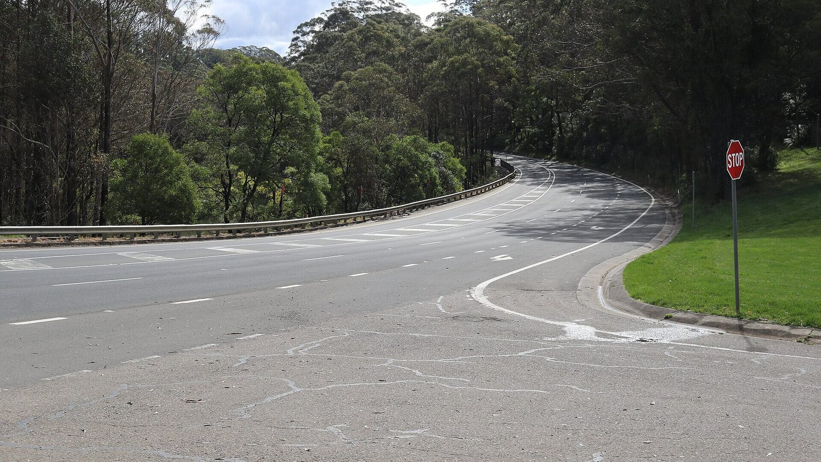 Bells Line of Road winding through Mount Tomah, Blue Mountains NSW