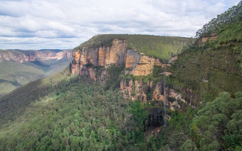 Bridal Veil Falls dropping into the Grose Valley beside Govetts Leap lookout