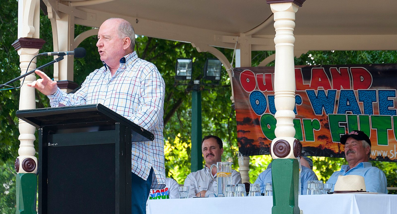 Broadcaster Alan Jones address the Bowral crowd.jpg