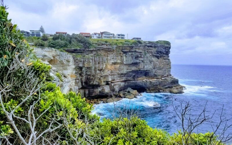 Sandstone headland and ocean at Diamond Bay Reserve, Vaucluse