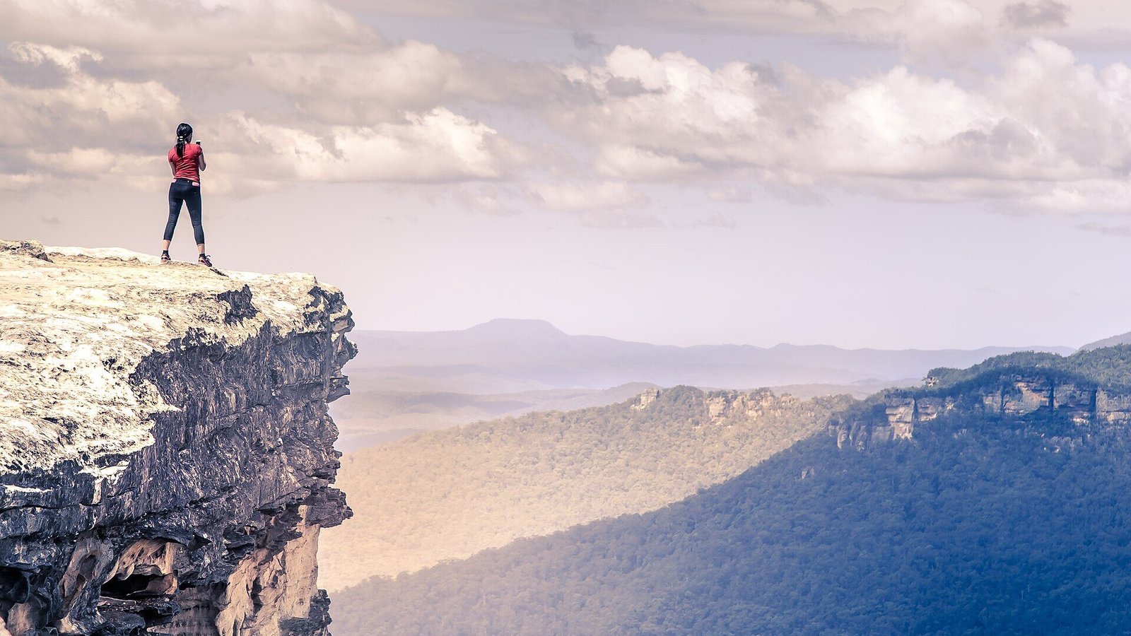The famous flat sandstone ledge of Lincoln's Rock overlooking the Jamison Valley, Wentworth Falls NSW