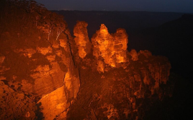 Close view of the Three Sisters rock formation from Echo Point, Blue Mountains